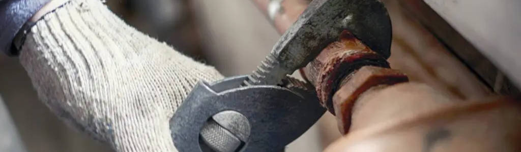 Sanierung der Heizungsanlage mit der Sockelheizleiste. Die Sockelheizleiste ist eine einfache Alternative zu Heizkörpern und Fußbodenheizung. Im Rahmen einer Komplettsanierung der Heizungstechnik ist es normalerweise erforderlich auch den Fußboden zu erneuern. Die Verlegung einer Fußbodenheizung oder auch die aufwendigere Rohrverlegung zu Radiatoren ist sonst nicht möglich. Mit der Sockelheizleiste ist es möglich Rohre mit wesentlich weniger Aufwand zu verlegen. Durch die unterschiedlichen Anschlussvarianten ist es möglich, den Anschluss an jedem beliebigen Punkt der Heizleiste zu realisieren. Das spart nicht nur Zeit und damit auch Geld, sondern es werden damit auch viele unnötige Maßnahmen in der Bausubstanz vermieden. Vielfach ist es schlicht weg nicht möglich, neue Verrohrungen in den Fußboden zu verlegen, da entweder die Aufbauhöhe nicht vorhanden ist oder es sich um einen erhaltenswerten Bodenbelag handelt, wie z.B. Echtholzboden, Terakottaboden oder Mosaikboden. Hier kann mit wenig Aufwand die Verrohrung zu den Sockelheizleisten erfolgen. Ein weiterer wichtiger Punkt ist, dass mit einer Fußbodenheizung oder einer Wandheizung alle Verrohrungen im Boden bzw. in der Wand verlegt sind und so Leckagen zu meist erst spät erkannt werden und dann nur schwer zu lokalisieren sind. Die Beseitigung einer solchen Leckage ist dann sehr aufwendig, da der Boden bzw. die Wand geöffnet werden muss. Bei der Sockelheizleiste werden eventuell auftretende Leckagen sofort erkannt, da alle Dichtstellen außerhalb der Wand verbaut sind. Das spart nicht nur Zeit und Geld, sondern es gibt auch dauerhaft Sicherheit. Und Irgendwann kommt der Treffer in der Fußboden- oder Wandheizung, wenn ein Loch gebohrt werden muss. Der Opa wird 70 Jahre und es muss ein Kranz, natürlich an der freien Wand, aufgehängt werden. Der eingeschlagene Nagel trifft und schön ist der Ärger da. Im Rahmen der energetischen Sanierung werden die Hohlräume bei zweischaligem Mauerwerk ausgeblasen oder Dämmstoffe auf das Mauerwerk aufgebracht. Gleichzeitig werden neue Fenster und eine Lüftungsanlage eingebaut und so die bauphysikalischen Bedingungen grundlegend geändert. Vielfach kommt es nun zur Schimmelbildung. Dies kann mit der Sockelheizleiste weitestgehend verhindert werden, da die Wandoberflächen erwärmt werden und so die Bausubstanz getrocknet wird und sich Kondenswasser nicht mehr an der Wand niederschlagen kann. Nur mal eben die Heizkörper gegen etwas Schöneres austauschen und dann stellen Sie fest, dass zu Zuleitung die besten Jahre hinter sich haben und auch erneuert werden müssen. Nun stellt sich die Frage, wie und wo verlege ich die neuen Zuleitungen? Hier bietet sich die Sockelheizleiste an, da diese an jedem beliebigen Punkt an den Wänden angeschlossen werden kann. So können Sie mit minimalem Aufwand und wesentlich geringeren Kosten zu Zuleitungen erneuern und gleichzeitig wird die Bausubstanz geschützt. Ein weiterer wichtiger Effekt ist, dass Sie ein gesundes und allergikerfreundliches Raumklima erzeugen.