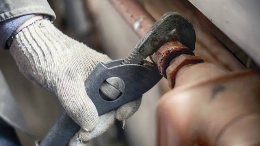 Sanierung der Heizungsanlage mit der Sockelheizleiste. Die Sockelheizleiste ist eine einfache Alternative zu Heizkörpern und Fußbodenheizung. Im Rahmen einer Komplettsanierung der Heizungstechnik ist es normalerweise erforderlich auch den Fußboden zu erneuern. Die Verlegung einer Fußbodenheizung oder auch die aufwendigere Rohrverlegung zu Radiatoren ist sonst nicht möglich. Mit der Sockelheizleiste ist es möglich Rohre mit wesentlich weniger Aufwand zu verlegen. Durch die unterschiedlichen Anschlussvarianten ist es möglich, den Anschluss an jedem beliebigen Punkt der Heizleiste zu realisieren. Das spart nicht nur Zeit und damit auch Geld, sondern es werden damit auch viele unnötige Maßnahmen in der Bausubstanz vermieden. Vielfach ist es schlicht weg nicht möglich, neue Verrohrungen in den Fußboden zu verlegen, da entweder die Aufbauhöhe nicht vorhanden ist oder es sich um einen erhaltenswerten Bodenbelag handelt, wie z.B. Echtholzboden, Terakottaboden oder Mosaikboden. Hier kann mit wenig Aufwand die Verrohrung zu den Sockelheizleisten erfolgen. Ein weiterer wichtiger Punkt ist, dass mit einer Fußbodenheizung oder einer Wandheizung alle Verrohrungen im Boden bzw. in der Wand verlegt sind und so Leckagen zu meist erst spät erkannt werden und dann nur schwer zu lokalisieren sind. Die Beseitigung einer solchen Leckage ist dann sehr aufwendig, da der Boden bzw. die Wand geöffnet werden muss. Bei der Sockelheizleiste werden eventuell auftretende Leckagen sofort erkannt, da alle Dichtstellen außerhalb der Wand verbaut sind. Das spart nicht nur Zeit und Geld, sondern es gibt auch dauerhaft Sicherheit. Und Irgendwann kommt der Treffer in der Fußboden- oder Wandheizung, wenn ein Loch gebohrt werden muss. Der Opa wird 70 Jahre und es muss ein Kranz, natürlich an der freien Wand, aufgehängt werden. Der eingeschlagene Nagel trifft und schön ist der Ärger da. Im Rahmen der energetischen Sanierung werden die Hohlräume bei zweischaligem Mauerwerk ausgeblasen oder Dämmstoffe auf das Mauerwerk aufgebracht. Gleichzeitig werden neue Fenster und eine Lüftungsanlage eingebaut und so die bauphysikalischen Bedingungen grundlegend geändert. Vielfach kommt es nun zur Schimmelbildung. Dies kann mit der Sockelheizleiste weitestgehend verhindert werden, da die Wandoberflächen erwärmt werden und so die Bausubstanz getrocknet wird und sich Kondenswasser nicht mehr an der Wand niederschlagen kann. Nur mal eben die Heizkörper gegen etwas Schöneres austauschen und dann stellen Sie fest, dass zu Zuleitung die besten Jahre hinter sich haben und auch erneuert werden müssen. Nun stellt sich die Frage, wie und wo verlege ich die neuen Zuleitungen? Hier bietet sich die Sockelheizleiste an, da diese an jedem beliebigen Punkt an den Wänden angeschlossen werden kann. So können Sie mit minimalem Aufwand und wesentlich geringeren Kosten zu Zuleitungen erneuern und gleichzeitig wird die Bausubstanz geschützt. Ein weiterer wichtiger Effekt ist, dass Sie ein gesundes und allergikerfreundliches Raumklima erzeugen.